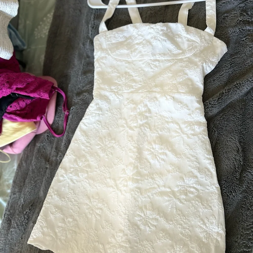 Elegant White Lace Dress - Picture 3 of 4